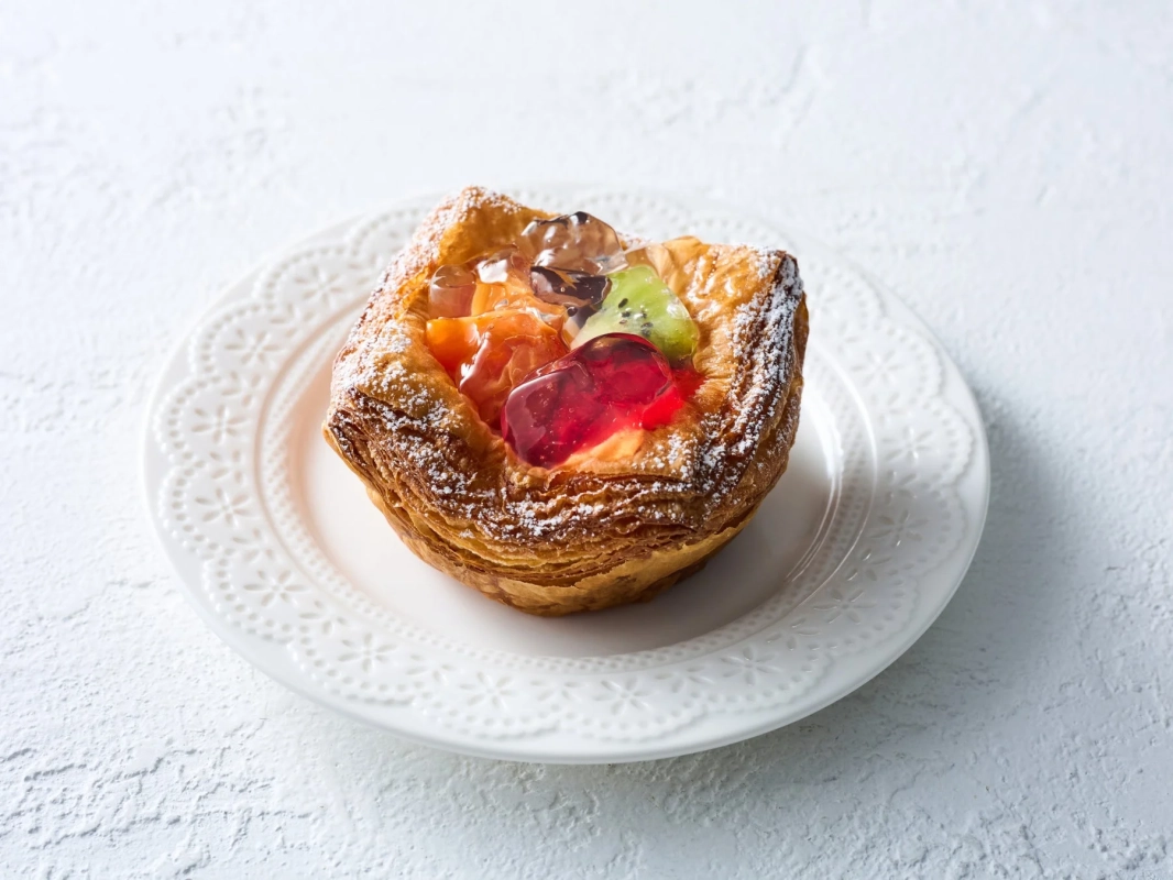 フルーツデニッシュ,ペストリー,スイーツ,デザート,フルーツタルト,キウイ,オレンジ,ベリー,粉砂糖,白い皿,白い背景,菓子パン,洋菓子