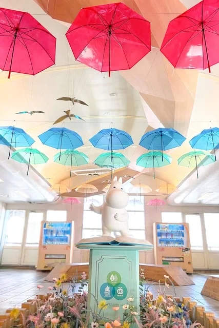 ムーミンオブジェとカラフルな傘の装飾