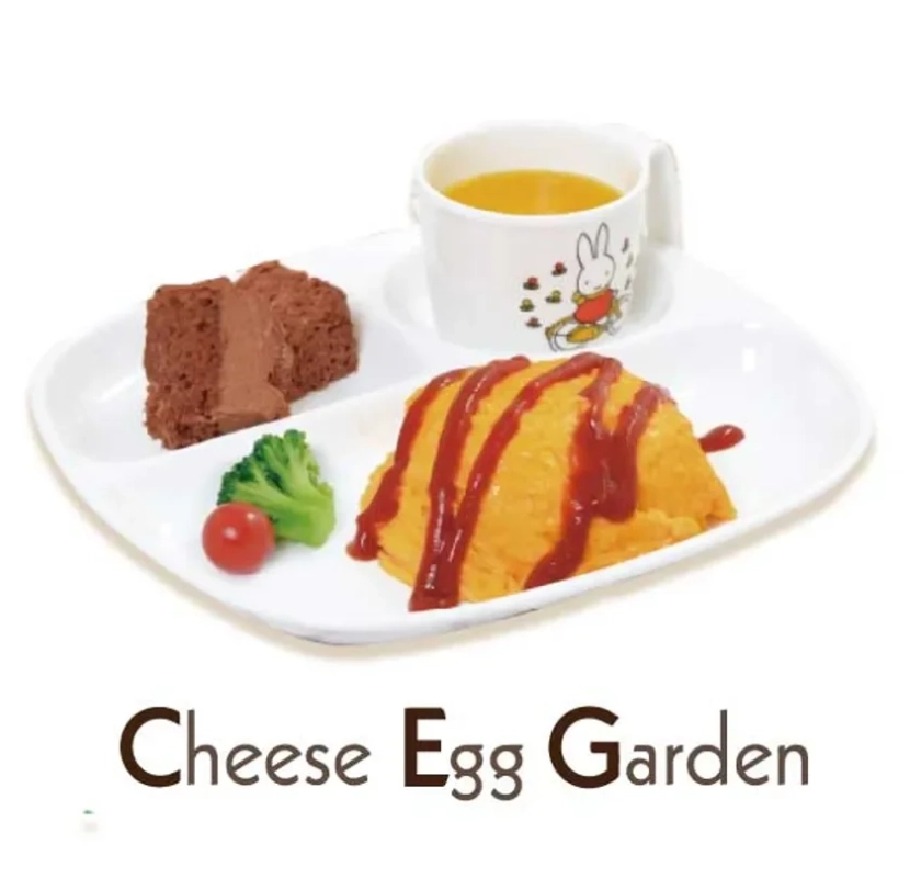 白い仕切りプレートに盛り付けられたオムライスとチョコレートケーキ