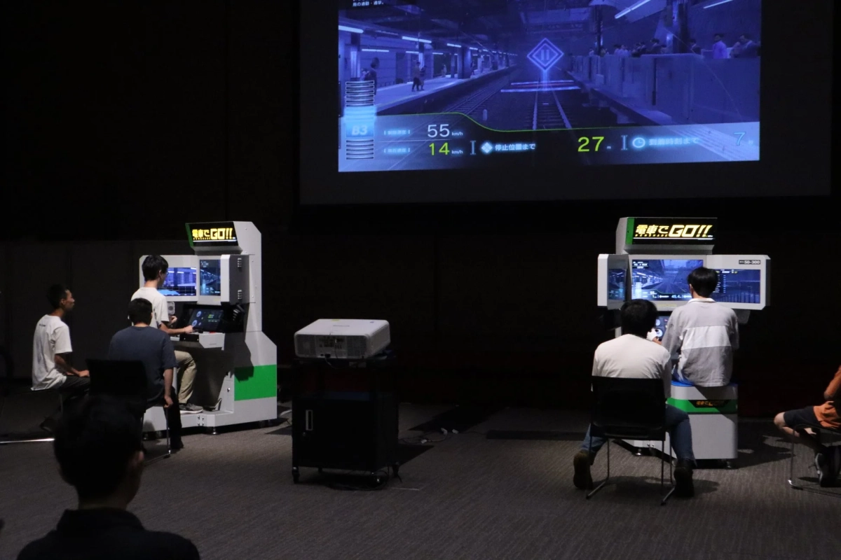 電車でGO!! アーケードゲームのプレイ風景