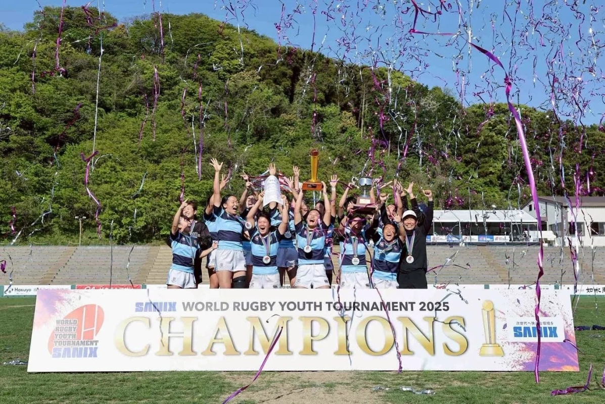 女子チームの優勝祝賀写真