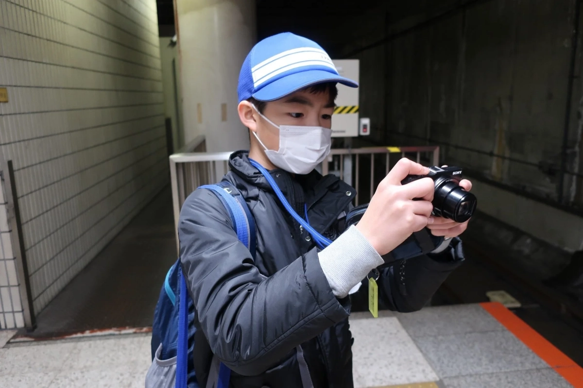 カメラを構える少年