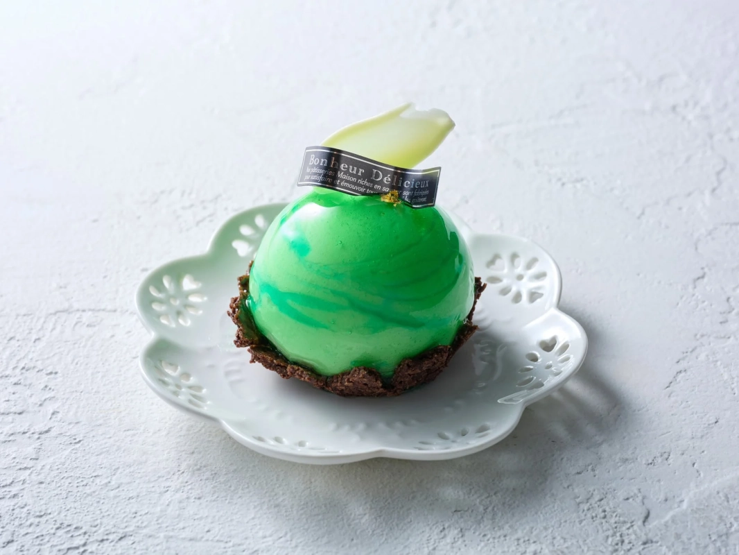 デザート,スイーツ,ケーキ,ムース,緑色,グリーン,タルト,パティスリー,洋菓子,光沢,白背景,スタジオ撮影,フードフォト,エレガント