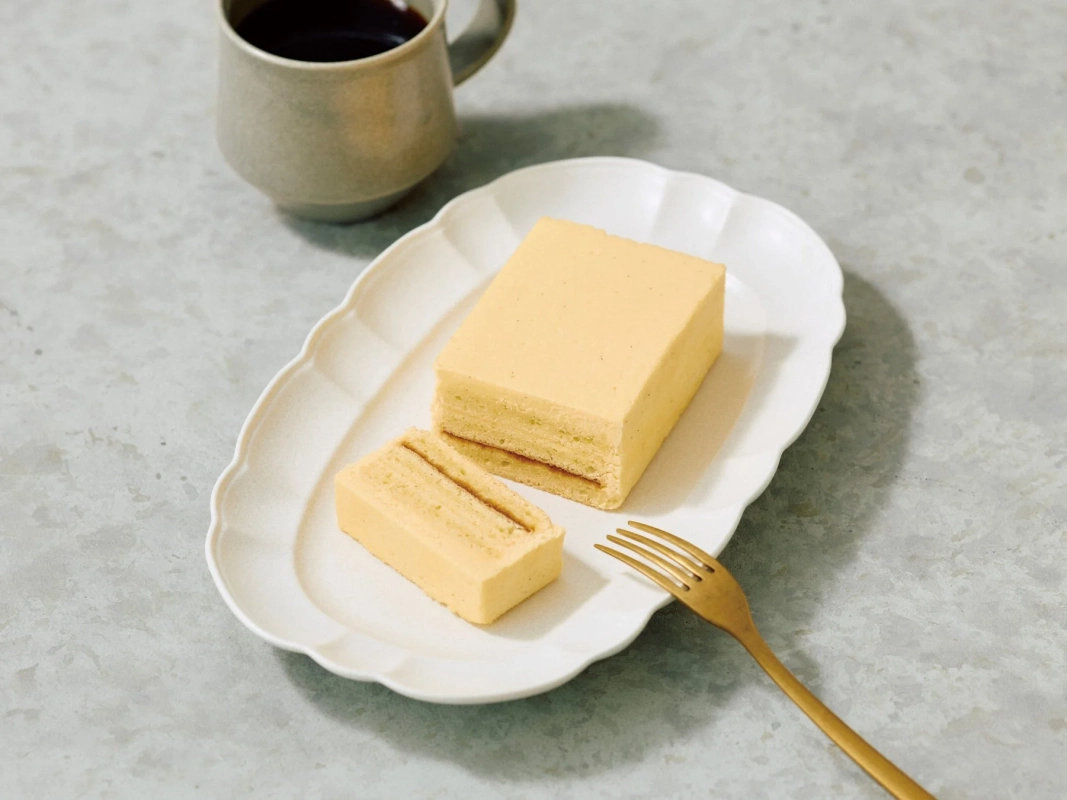 ケーキ,スイーツ,デザート,コーヒー,ティータイム,洋菓子,おやつ,クリームケーキ,四角いケーキ,フォーク,皿,カフェ