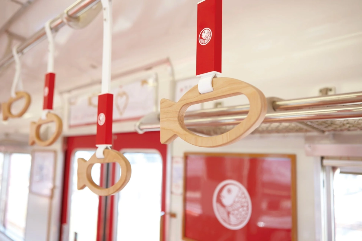 めでたいでんしゃつり革