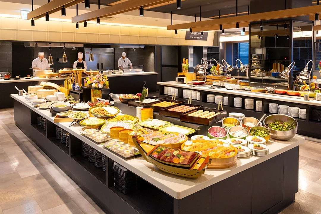 様々な料理が並ぶビュッフェレストラン