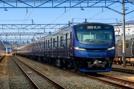 走行する新型車両「13000系」
