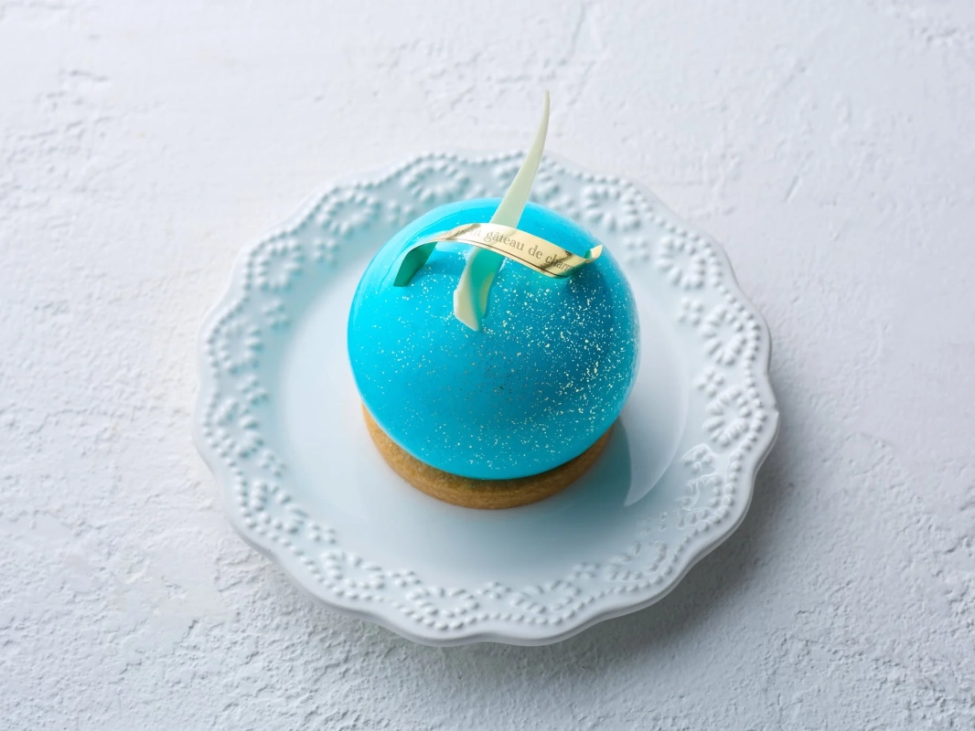 ケーキ,デザート,スイーツ,青いケーキ,ムース,球体,プレート,洋菓子,美しい,上品,華やか,グルメ,爽やか,夏