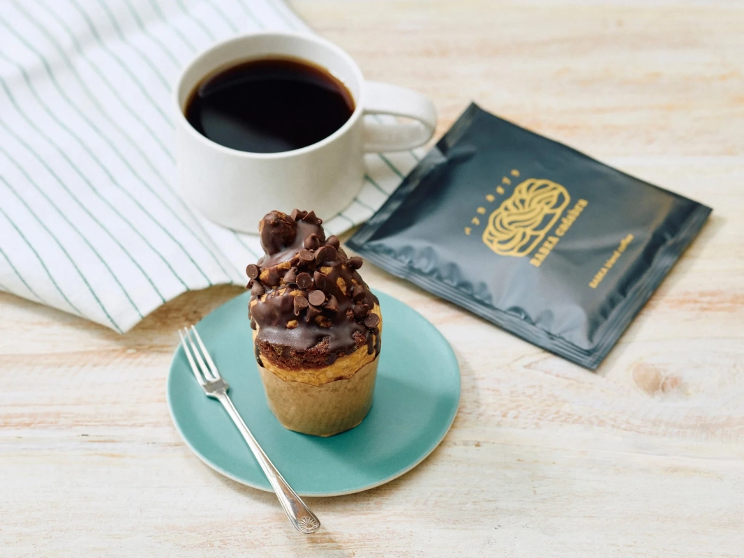 コーヒー,チョコレート,マフィン,焼き菓子,デザート,カフェ,ブレイクタイム,スイーツ,ドリンク,朝食,おやつ,プレート,フォーク,木目,ストライプ