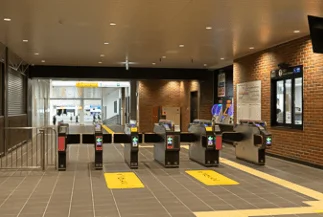 近代的な駅の改札口と通路