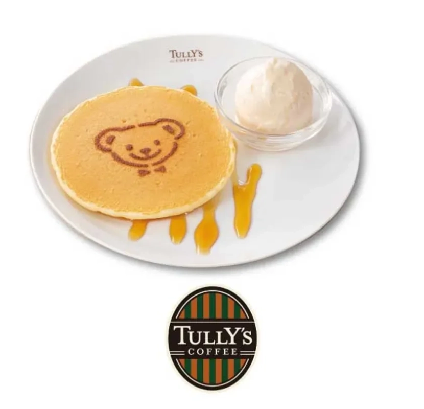 クマの顔が描かれたパンケーキとバニラアイスクリーム