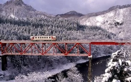 雪景色の中を走る列車