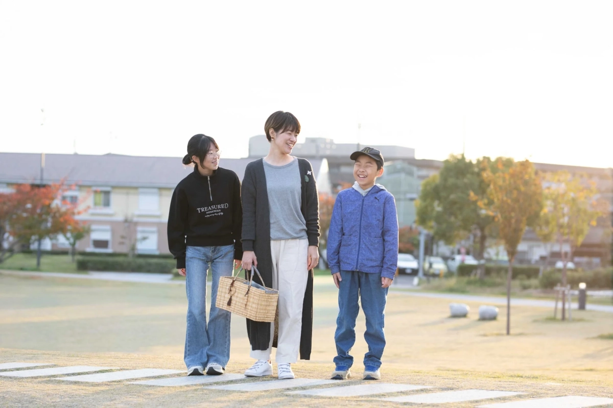 公園を散歩する家族