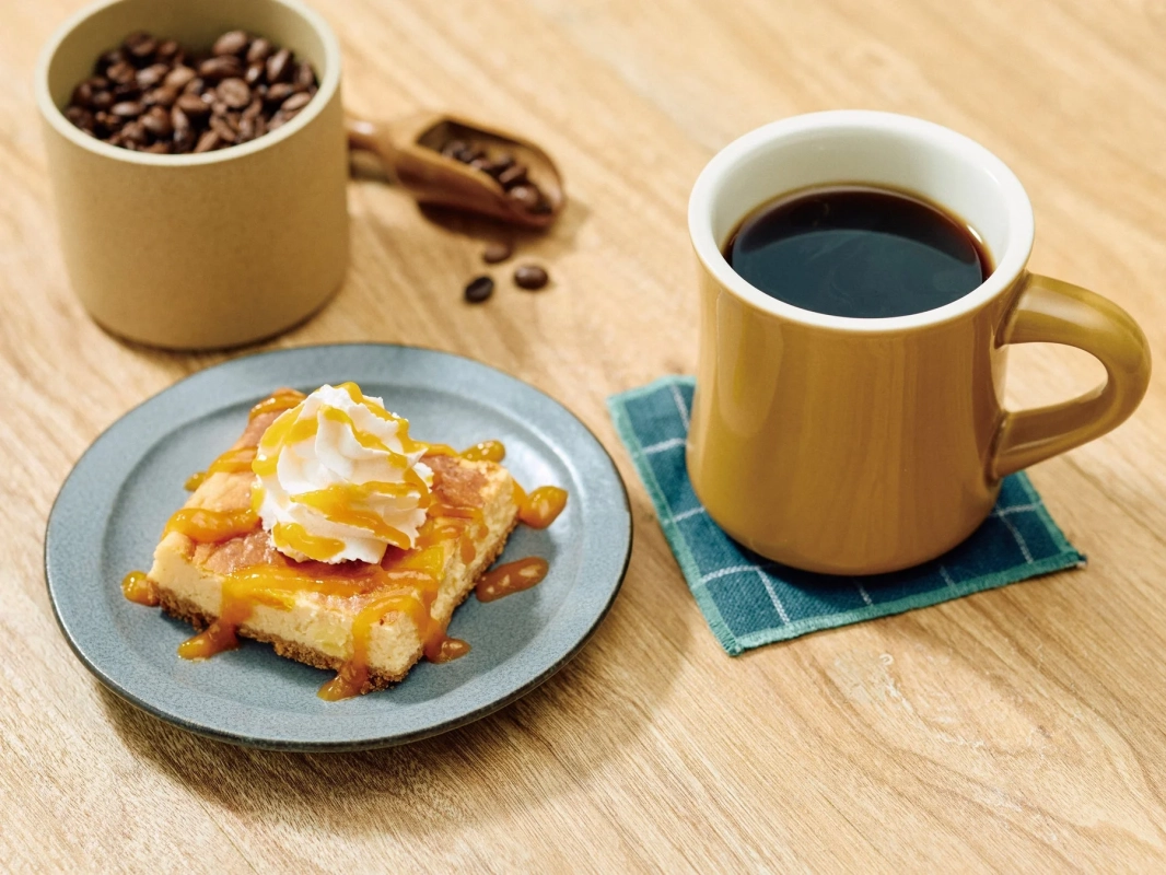 コーヒー,デザート,チーズケーキ,キャラメル,ホイップクリーム,コーヒー豆,カフェタイム,スイーツ,木目,飲み物
