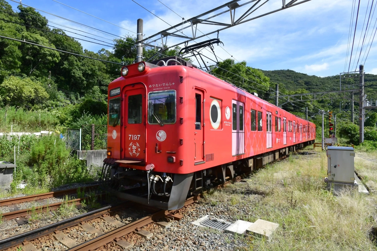 赤いめでたいでんしゃ「なな」