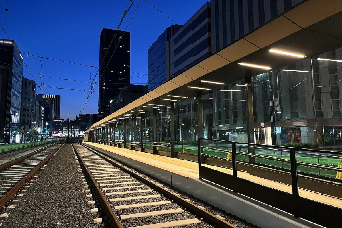 駅のプラットホームと線路の夜景