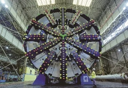 巨大なシールドマシンのカッターヘッド