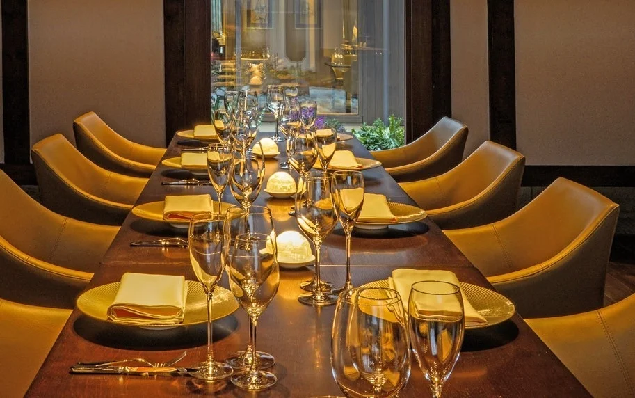 豪華なレストランのダイニングテーブル