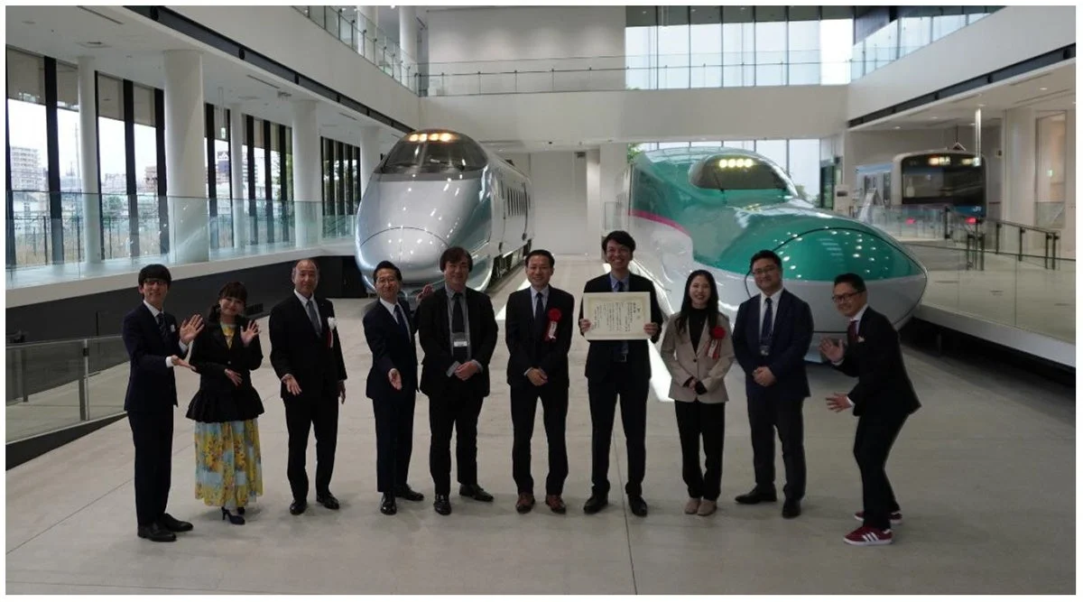 新幹線展示と集合写真