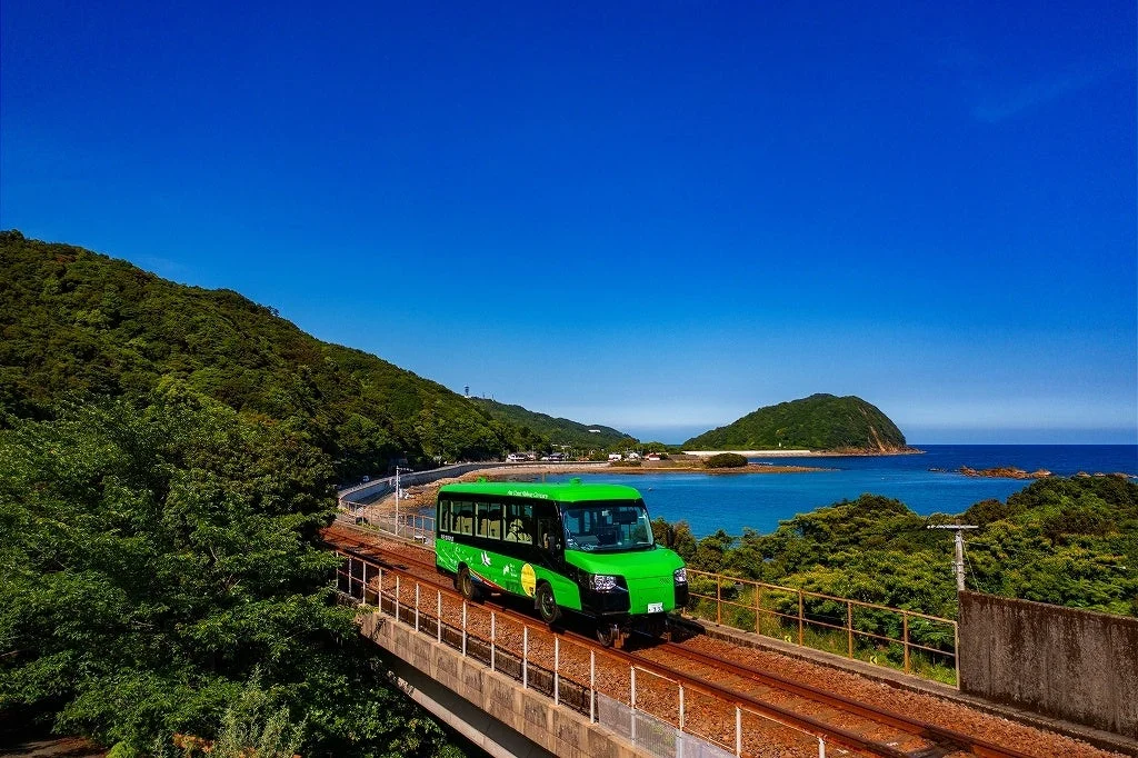 DMVが海岸線を走る様子