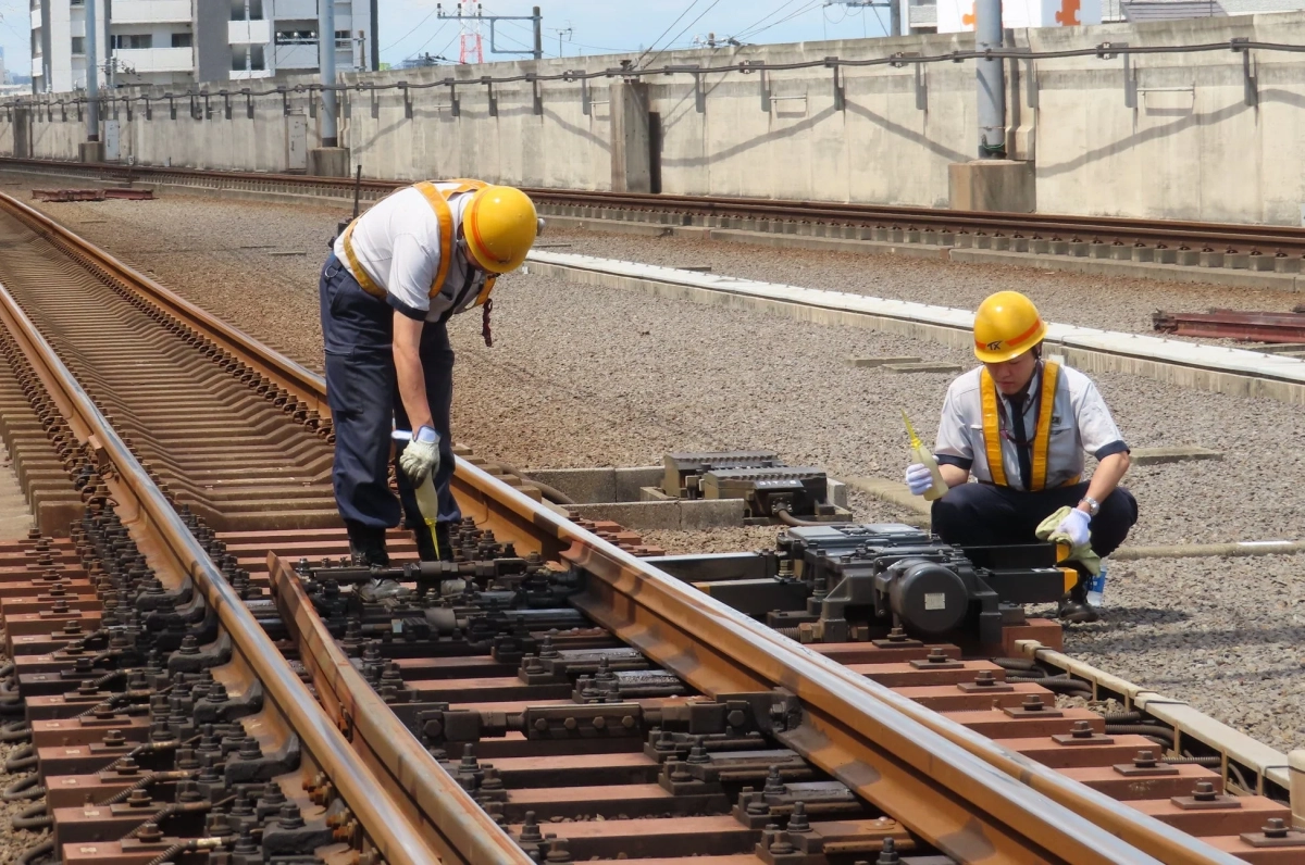 線路での保守点検作業