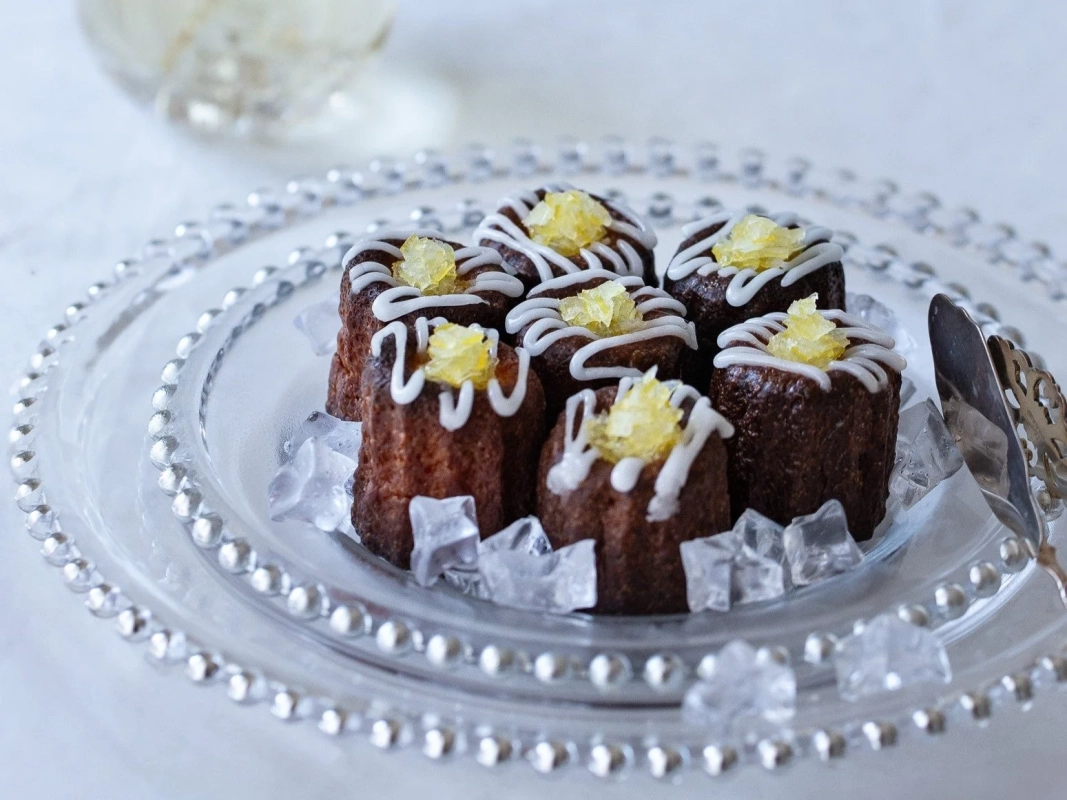 カヌレ,デザート,スイーツ,ケーキ,チョコレート,レモン,アイシング,ガラス皿,氷,涼しげ,菓子,おやつ,ティータイム,洋菓子