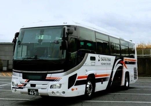 白と黒の相鉄高速バス