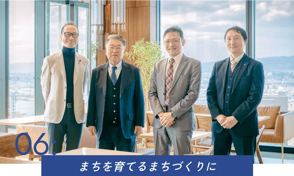 高層ビルの窓際で笑顔で立つビジネスパーソン