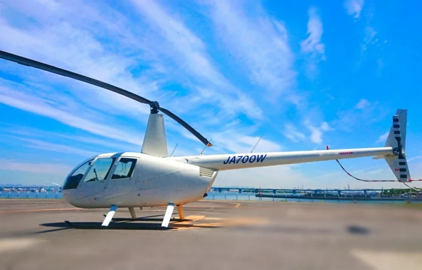 白いヘリコプターが飛行場に駐機しています。