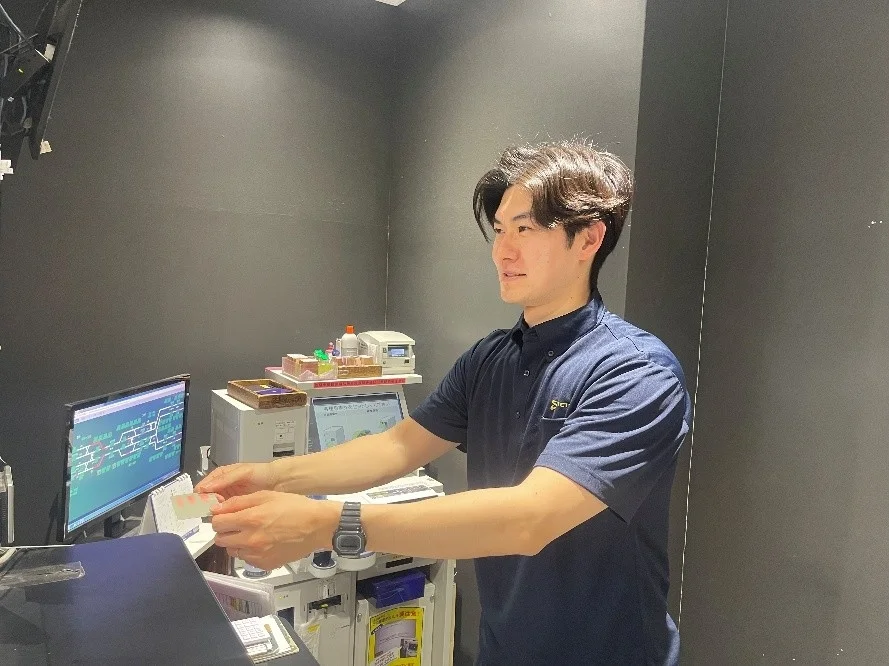 ポロシャツを着用して業務にあたる様子