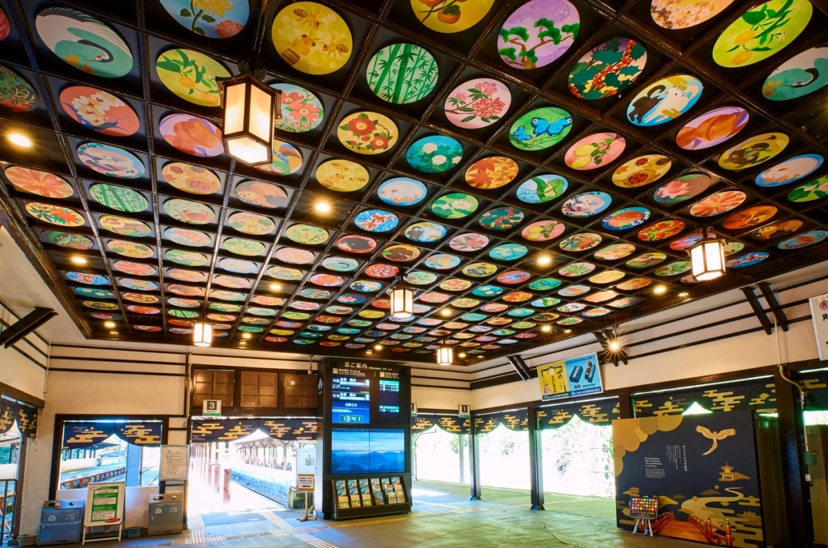 極楽橋駅待合室