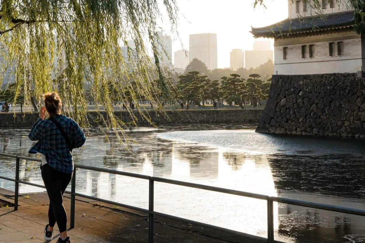 皇居周辺を散歩する女性