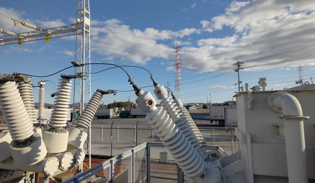 変電所、電力設備、碍子、変圧器、高電圧、送電線、送電鉄塔、電気、インフラ、産業、青空、雲、トラック