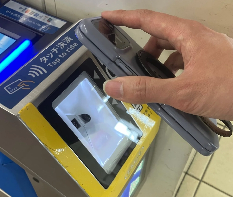改札機にスマートフォンをかざす様子