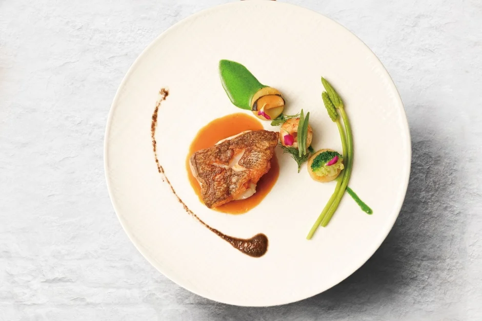 白い皿に美しく盛り付けられた魚料理