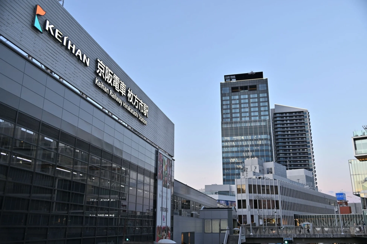 京阪電車枚方市駅の駅ビルと周辺の都市景観