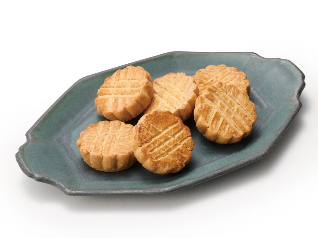 クッキー,焼き菓子,お菓子,デザート,皿,緑色の皿,食べ物,洋菓子,ティータイム,間食,ひし形模様,シンプルな背景,ゴールド,ブラウン