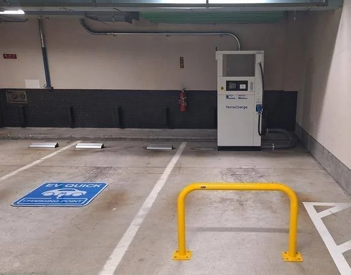 横浜駅西口地下駐車場のEV急速充電器