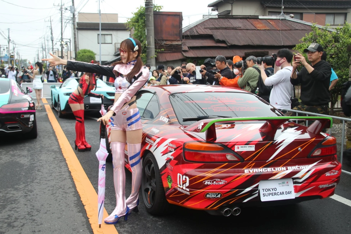 エヴァンゲリオンをテーマにしたカスタムカーとレースクイーン