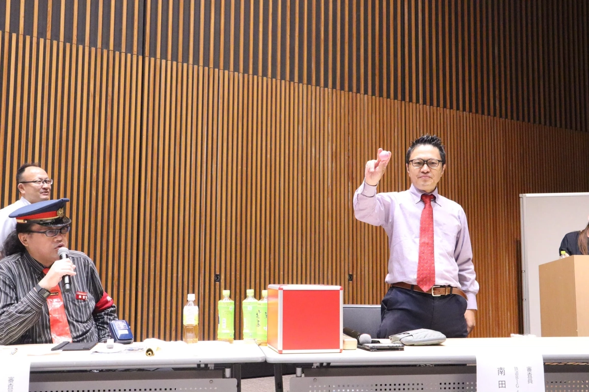 鉄道イベントでプレゼンテーションを行う男性