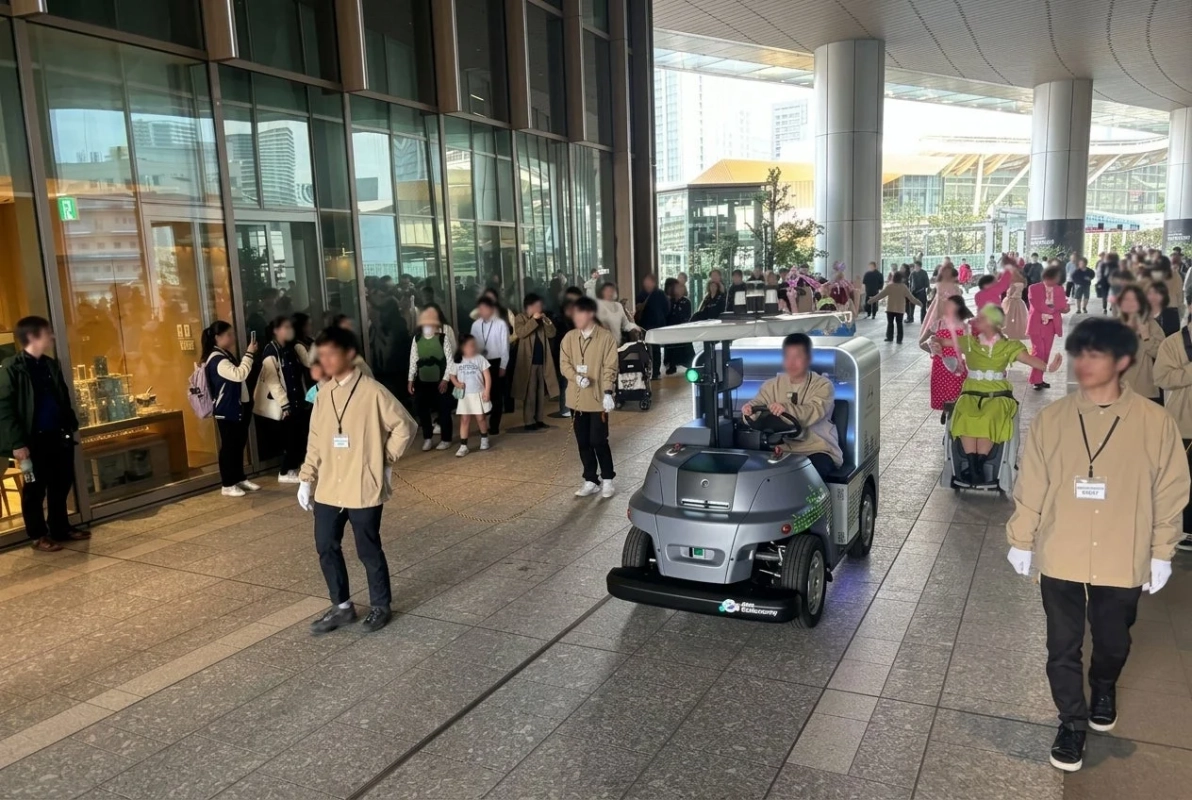 イベント会場を行き交う人々