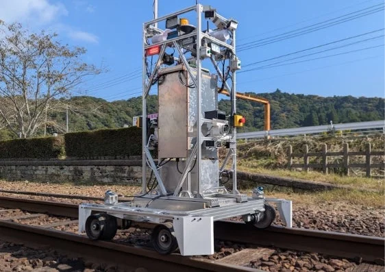 鉄道の線路を点検するロボット