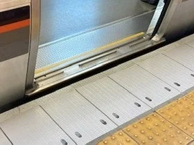 ホームと列車の隙間