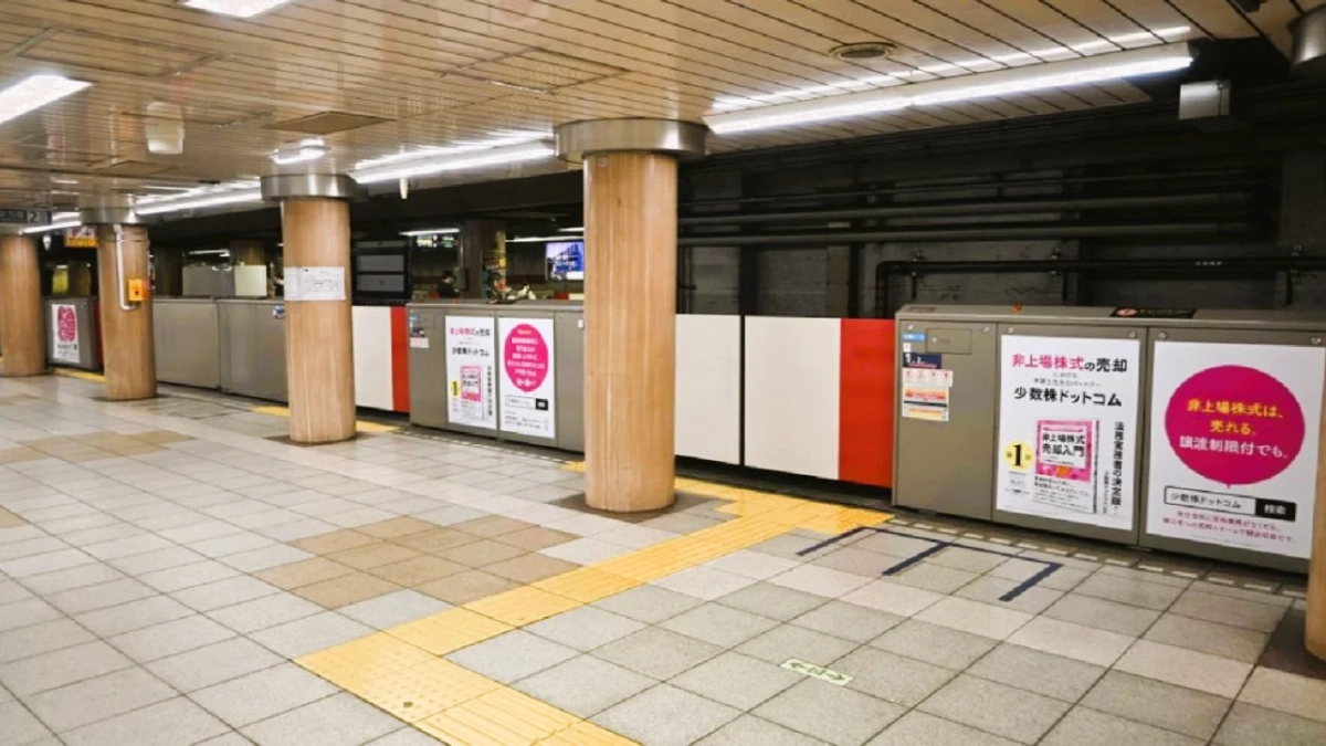 地下鉄駅のホームドア広告