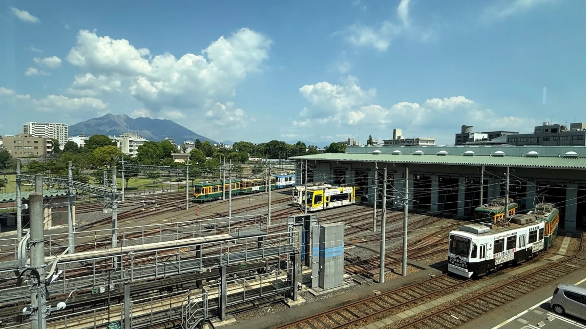 鹿児島市交通局の車両基地と桜島