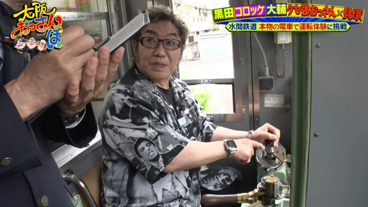 運転席で挑戦する男性