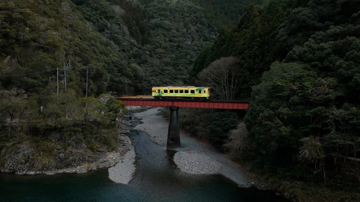 赤い鉄橋を走る列車