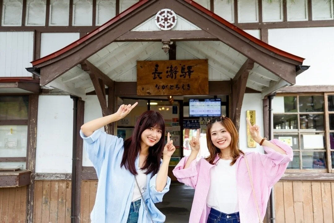 長瀞駅を楽しむ女性二人組