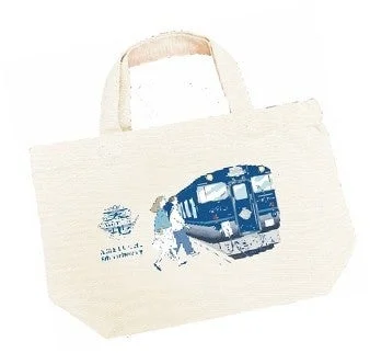 えちごトキめき鉄道の日本海ひすいラインをモチーフにしたトートバッグです。クリーム色の生地に、青い列車と人物のイラスト、そして鉄道会社のロゴと名前が描かれています。