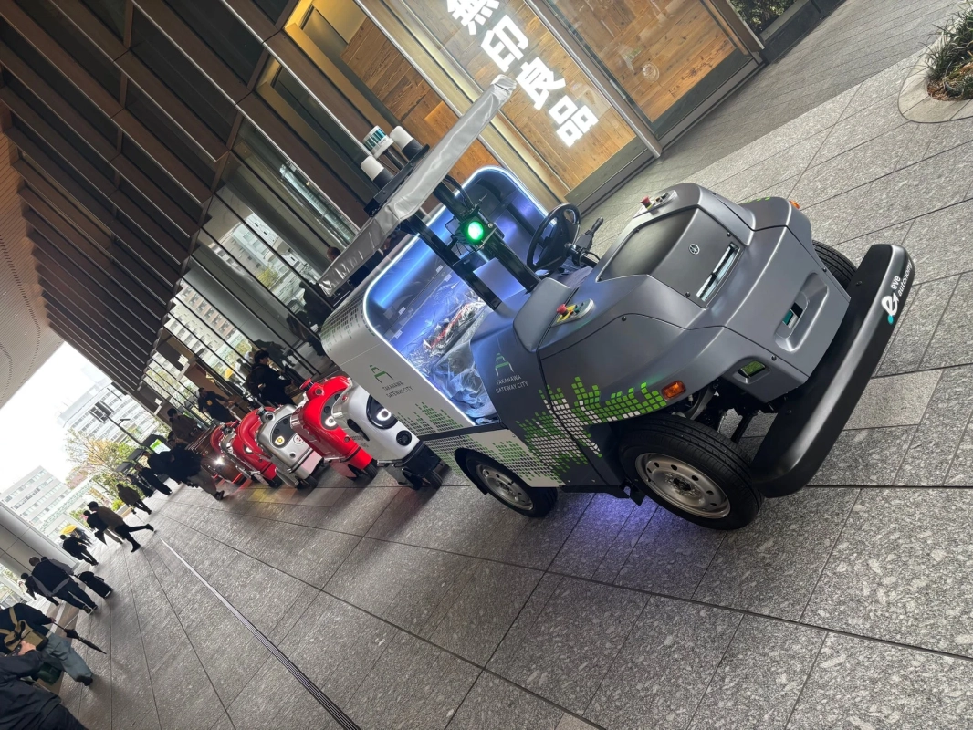 商業施設前で展示される自律走行型サービスロボット